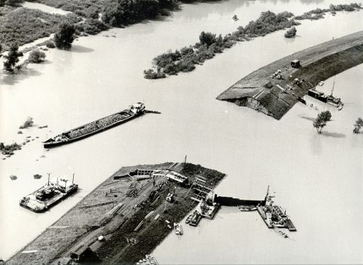 Légi felvétel az kiszakadt gátoldalról.