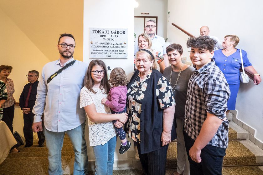 Márványtábla őrzi a volt iskolaigazgató emlékét